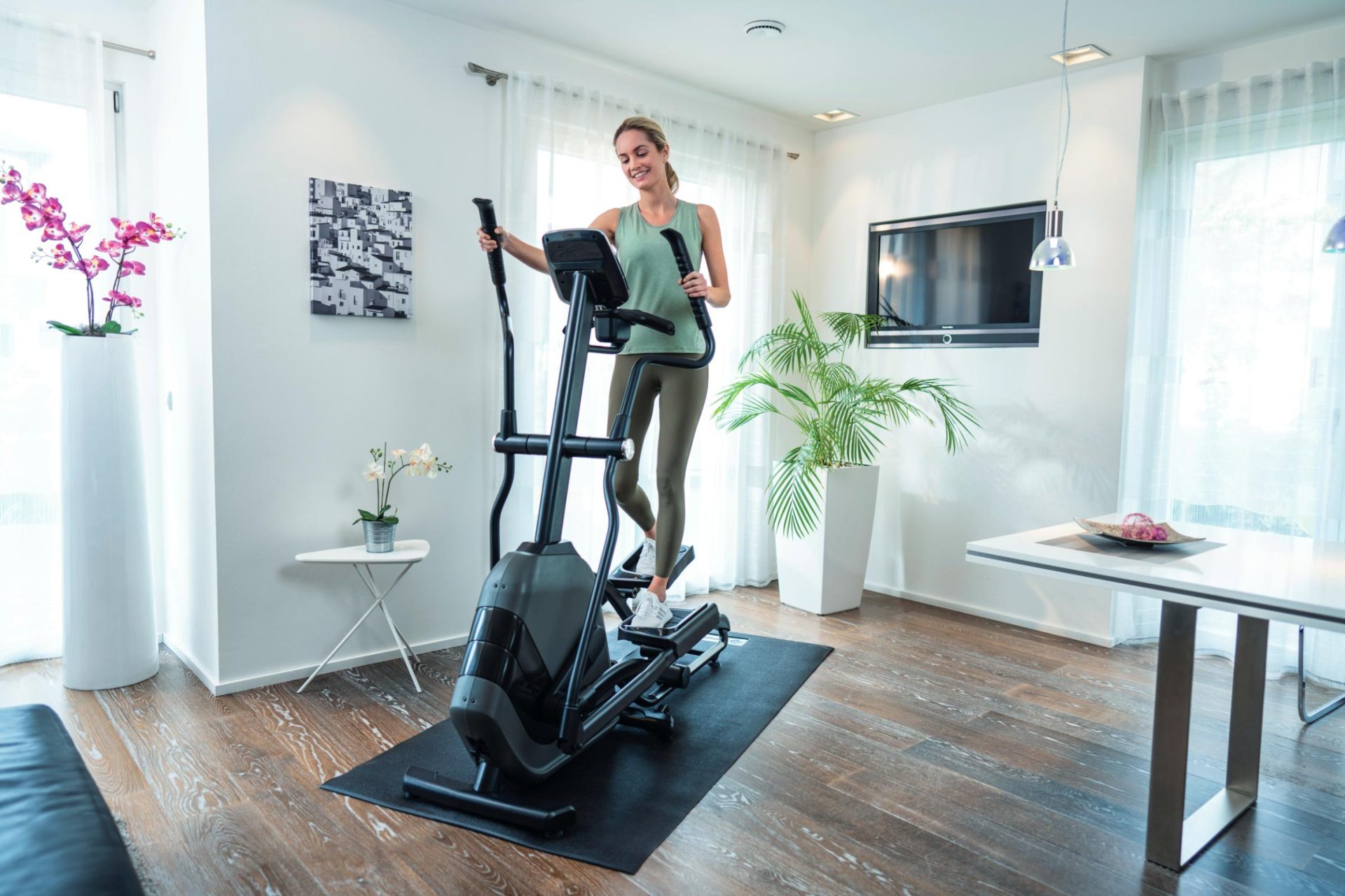 Frau auf Crosstrainer