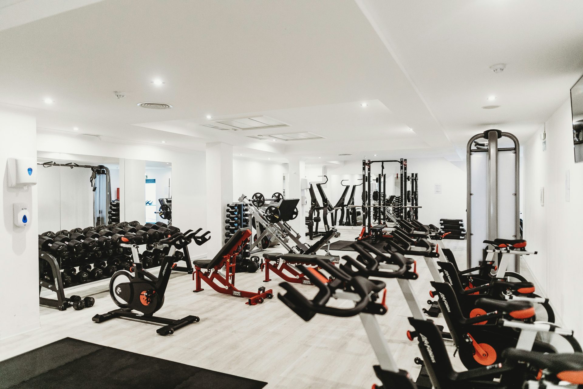 Modernes Fitnessstudio mit Geräten