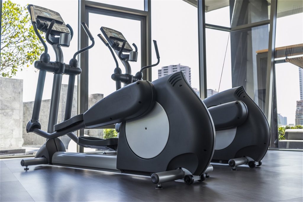 Crosstrainer in hellem Raum
